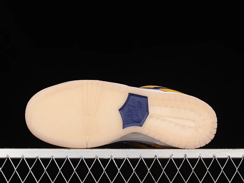 All Categories Nk SB Dunk Series Nk SB Dunk Low Low-top Sneakers Nk SB Dunk Low "Laser Orange" Purple Gold Little Lakers SB Smashing Backboard Fashion Casual Sneakers BQ6817-800